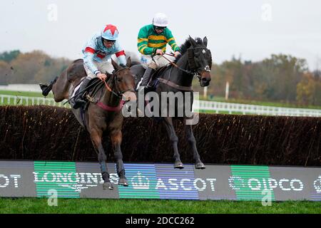 Espoir de Guye, monté par Charlie Deutsch (à gauche), remporte le dernier prix du Coral handicap Chase à l'hippodrome d'Ascot. Banque D'Images