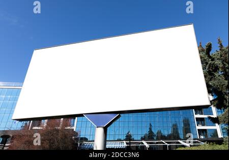 Maquette de toile d'affichage en arrière-plan de la ville. Panneau d'affichage vierge prêt pour une nouvelle publicité Banque D'Images