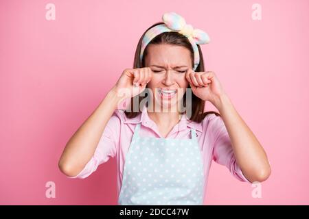 Gros plan portrait d'elle belle attirante désespérante sans emploi limogé femme au foyer sombre et désespéré à cheveux bruns criant de mauvaises nouvelles crise quarantaine isolée Banque D'Images