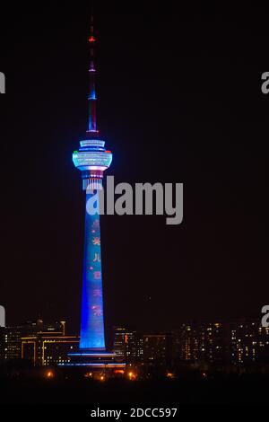 Pékin, Chine. 20 novembre 2020. La tour centrale de la radio et de la télévision s'allume en bleu à l'occasion de la Journée mondiale de l'enfant à Beijing, capitale de la Chine, le 20 novembre 2020. Les bâtiments et les monuments emblématiques de certaines villes chinoises sont passés en bleu vendredi pour célébrer la Journée mondiale de l'enfance. La Journée mondiale de l'enfance est célébrée le 20 novembre de chaque année afin de promouvoir la communauté internationale, la sensibilisation des enfants dans le monde entier et l'amélioration du bien-être des enfants. Credit: Chen Zhonghao/Xinhua/Alay Live News Banque D'Images