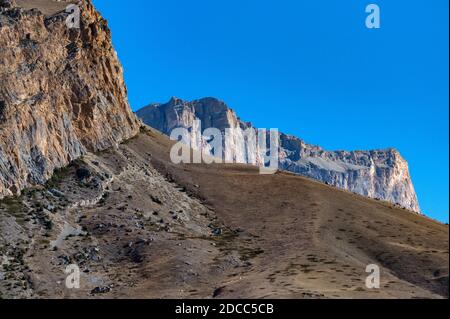 Rochers et herbe sèche dans les montagnes du Nord Caucase en automne par beau temps Banque D'Images