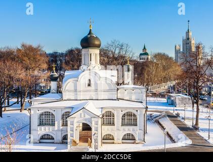 Église de la conception d'Anna, Zaryadye, début du XVIe siècle. En arrière-plan - bâtiment sur Kotelnicheskaya rembmen. Moscou, Russie Banque D'Images