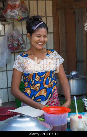 La vie quotidienne au Myanmar - jolie jeune femme à Yangon, Myanmar (Birmanie), Asie en février Banque D'Images