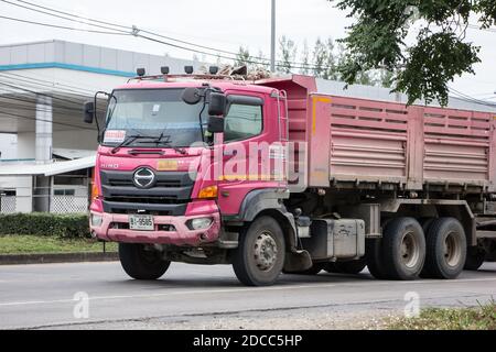 Chiangmai, Thaïlande - octobre 29 2020 : camion-remorque de la compagnie Thanachai. Sur la route n°1001, à 8 km de la ville de Chiangmai. Banque D'Images