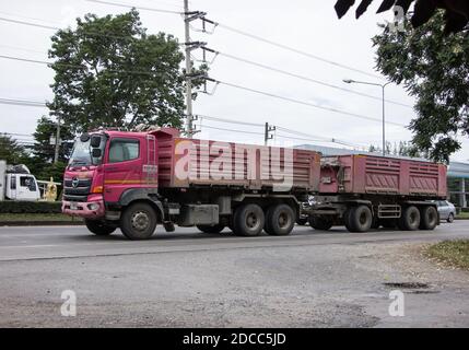 Chiangmai, Thaïlande - octobre 29 2020 : camion-remorque de la compagnie Thanachai. Sur la route n°1001, à 8 km de la ville de Chiangmai. Banque D'Images