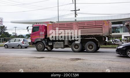 Chiangmai, Thaïlande - octobre 29 2020 : camion-remorque de la compagnie Thanachai. Sur la route n°1001, à 8 km de la ville de Chiangmai. Banque D'Images