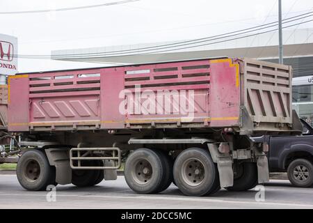 Chiangmai, Thaïlande - octobre 29 2020 : camion-remorque de la compagnie Thanachai. Sur la route n°1001, à 8 km de la ville de Chiangmai. Banque D'Images