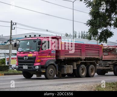 Chiangmai, Thaïlande - octobre 29 2020 : camion-remorque de la compagnie Thanachai. Sur la route n°1001, à 8 km de la ville de Chiangmai. Banque D'Images