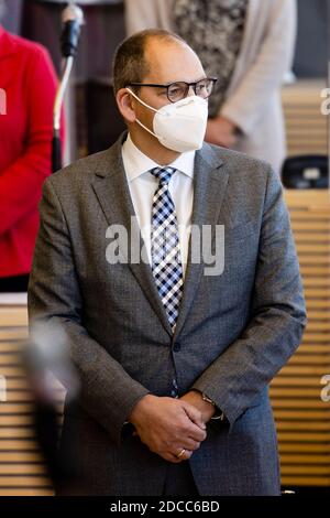 Kiel, Allemagne. 20 novembre 2020. Christoph Brüning se trouve au Parlement de l'État de Kiel lors de sa cérémonie d'assermentation. L'avocat a été élu nouveau président de la Cour constitutionnelle de l'État du Schleswig-Holstein. Le professeur de droit public et de sciences administratives de l'Université Kiel était déjà vice-président du tribunal honoraire du Schleswig depuis février 2018. Credit: Frank Molter/dpa/Alay Live News Banque D'Images