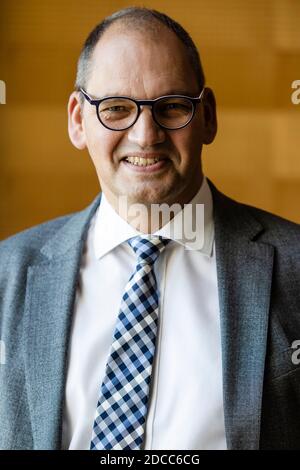 Kiel, Allemagne. 20 novembre 2020. Christoph Brüning regarde la caméra. L'avocat a été élu nouveau président de la Cour constitutionnelle de l'État du Schleswig-Holstein. Le professeur de droit public et de sciences administratives de l'Université de Kiel était déjà vice-président du tribunal honoraire du Schleswig depuis février 2018. Credit: Frank Molter/dpa/Alay Live News Banque D'Images