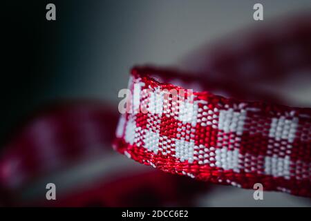 Ruban rouge gros plan, photo macro Banque D'Images