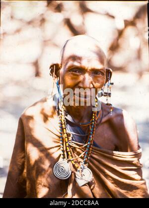 Portrait d'une femme Maasai, une aînée, en Afrique de l'est, pris dans les années 1960 Banque D'Images