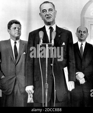 Flanqué du président américain John F Kennedy et du secrétaire d’État Dean Rusk, le vice-président américain Lyndon B Johnson rend compte à la presse de sa visite d’un week-end à Berlin en août 1961, au plus fort de la crise de Berlin et de la création du mur de Berlin.
