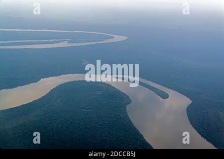 La rivière Parana serpente à travers la forêt tropicale dans la partie sud du Brésil, partageant la frontière avec le Paraguay et l'Argentine. La rivière est Banque D'Images