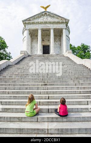 Mississippi Vicksburg National Military Park, site de bataille de la guerre de Sécession Battlefield Illinois Memorial, garçon fille look, Banque D'Images