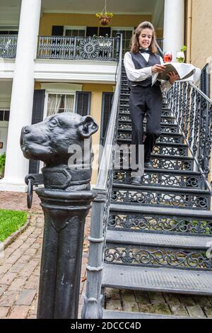 Mississippi Vicksburg Cedar Grove Mansion Inn, hôtel restaurant femme femme serveuse serveur descendant vers le bas marches, Banque D'Images