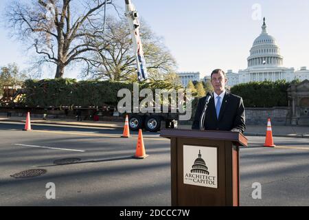 L'architecte du Capitole J. Brett Blanton fait des remarques lorsqu'il accepte l'arbre de Noël du Capitole des États-Unis de 2020, sur le terrain du Capitole des États-Unis à Washington, DC, le vendredi 20 novembre 2020. Le Capitol Christmas Tree est une épicéa d'Engelmann provenant des forêts nationales de Grand Mesa, Uncompahgre et Gunnison (GMUG) au Colorado. Photo de Kevin Dietsch/UPI Banque D'Images