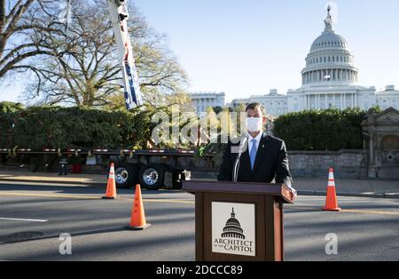 L'architecte du Capitole J. Brett Blanton fait des remarques lorsqu'il accepte l'arbre de Noël du Capitole des États-Unis de 2020, sur le terrain du Capitole des États-Unis à Washington, DC, le vendredi 20 novembre 2020. Le Capitol Christmas Tree est une épicéa d'Engelmann provenant des forêts nationales de Grand Mesa, Uncompahgre et Gunnison (GMUG) au Colorado. Photo de Kevin Dietsch/UPI Banque D'Images