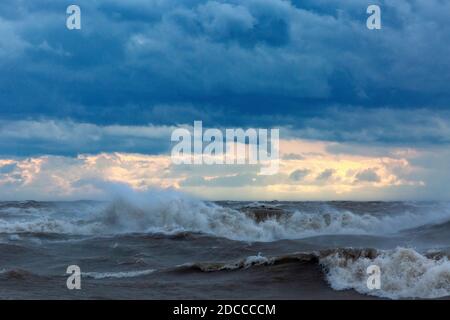 Conditions extrêmes de tempête avec des vagues élevées, Port Stanley Ontario Canada sur la rive nord du lac Érié. Banque D'Images