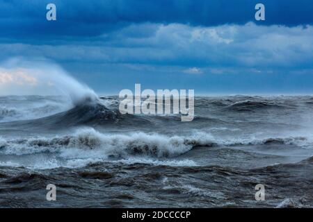 Conditions extrêmes de tempête avec des vagues élevées, Port Stanley Ontario Canada sur la rive nord du lac Érié. Banque D'Images