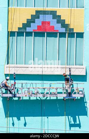 Miami Beach Florida, lave-fenêtres, nettoyeurs de bâtiment mosaïque carreaux plateforme d'échafaudage surélevée, travail dangereux, Banque D'Images