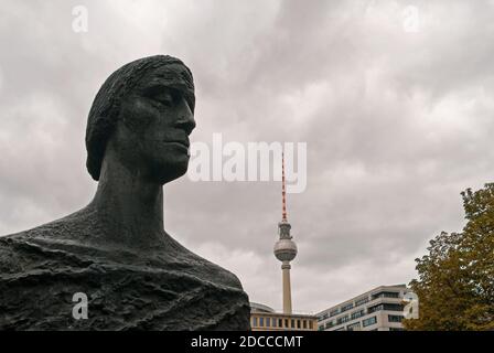 Fritz Cremer sculpture (O Deutschland bleiche Mutter) et tour de télévision en arrière-plan, Berlin, Allemagne Banque D'Images