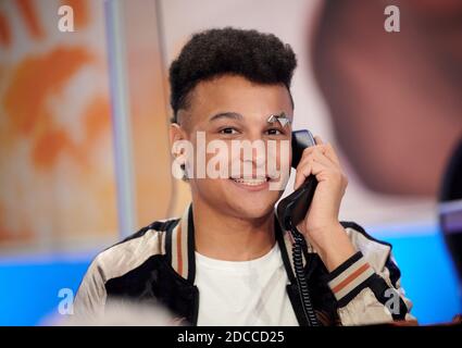 20 novembre 2020, Rhénanie-du-Nord-Westphalie, Hürth: Le chanteur Prince Damien est en studio au 25e marathon de financement RTL. Photo: Henning Kaiser/dpa Banque D'Images