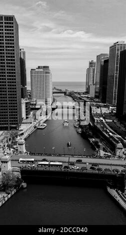 Vue sur la rivière Chicago qui coule du lac Michigan à travers le gratte-ciel de la ville Banque D'Images