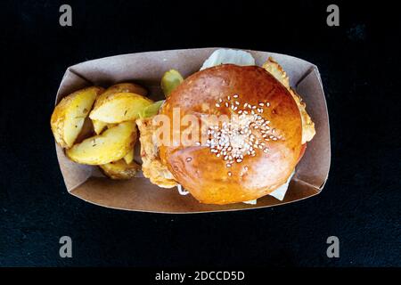 Hamburger avec côtelettes de bœuf dans une boîte en carton. Vue du dessus Banque D'Images