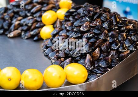 Hors-d'œuvre de style turc nourriture de rue moules farcies appelées dolma midye à vendre avec citron qui est servi avec un squirt De jus de citron à Istanbul Banque D'Images