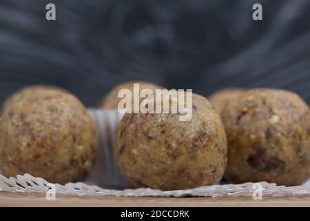 Bonbons aux fruits secs et aux flocons d'avoine. Sur les planches de pin noir. Gros plan. Banque D'Images