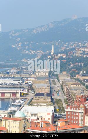 Vue aérienne de la ville de Trieste avec son vieux port en cours de rénovation, dans le nord de l'Italie Banque D'Images