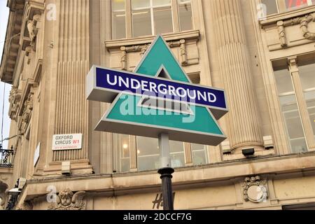 Modification des panneaux de métro de Londres à Oxford Circus. Pour marquer le lancement de la PlayStation 5 au Royaume-Uni, quatre panneaux souterrains temporaires en forme de boutons célèbres de la console ont repris Oxford Circus. Banque D'Images