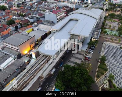 Jakarta. Indonésie. Novembre 20 2020 : vue aérienne avec un drone à la maison et à l'autoroute Banque D'Images