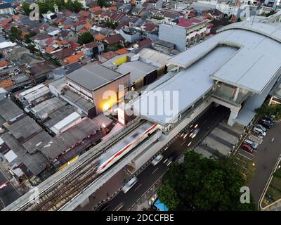 Jakarta. Indonésie. Novembre 20 2020 : vue aérienne avec un drone à la maison et à l'autoroute Banque D'Images