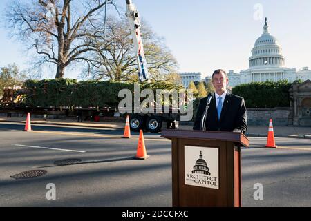 Washington, DC, États-Unis. 20 novembre 2020. L'architecte du Capitole J. Brett Blanton fait des remarques lorsqu'il accepte l'arbre de Noël du Capitole des États-Unis de 2020, sur le terrain du Capitole des États-Unis à Washington, DC, le vendredi 20 novembre 2020. Le Capitol Christmas Tree est une épicéa d'Engelmann provenant des forêts nationales de Grand Mesa, Uncompahgre et Gunnison (GMUG) au Colorado. Photo de Kevin Dietsch/Pool/Sipa USA crédit: SIPA USA/Alay Live News Banque D'Images