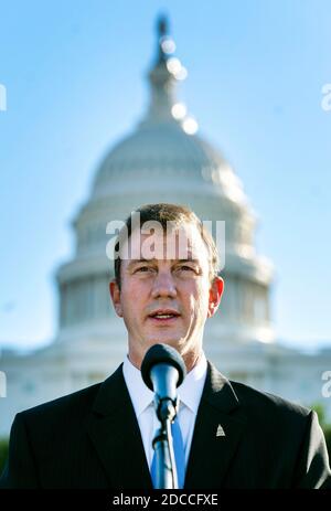 Washington, DC, États-Unis. 20 novembre 2020. L'architecte du Capitole J. Brett Blanton fait des remarques lorsqu'il accepte l'arbre de Noël du Capitole des États-Unis de 2020, sur le terrain du Capitole des États-Unis à Washington, DC, le vendredi 20 novembre 2020. Le Capitol Christmas Tree est une épicéa d'Engelmann provenant des forêts nationales de Grand Mesa, Uncompahgre et Gunnison (GMUG) au Colorado. Photo de Kevin Dietsch/Pool/Sipa USA crédit: SIPA USA/Alay Live News Banque D'Images