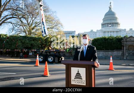 Washington, DC, États-Unis. 20 novembre 2020. L'architecte du Capitole J. Brett Blanton fait des remarques lorsqu'il accepte l'arbre de Noël du Capitole des États-Unis de 2020, sur le terrain du Capitole des États-Unis à Washington, DC, le vendredi 20 novembre 2020. Le Capitol Christmas Tree est une épicéa d'Engelmann provenant des forêts nationales de Grand Mesa, Uncompahgre et Gunnison (GMUG) au Colorado. Photo de Kevin Dietsch/Pool/Sipa USA crédit: SIPA USA/Alay Live News Banque D'Images