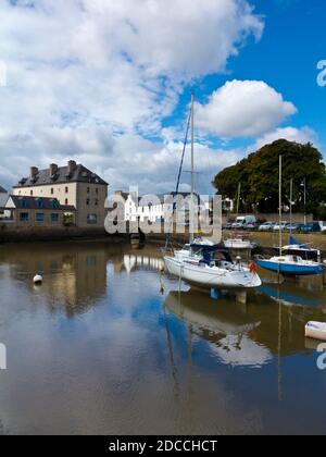 Le port de Pont l'Abbe petite ville sur la côte nord-ouest de la Bretagne en France. Banque D'Images