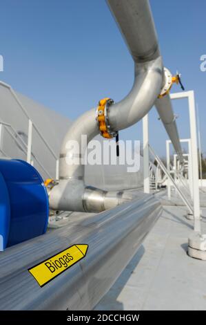 ALLEMAGNE, Hambourg, usine de compost et usine de biogaz , déchets organiques fermentés à sec à Biogas et compost , le gaz biométhane est fourni dans le réseau public de gaz / DEUTSCHLAND, Hambourg , Kompostwerk und Biogasanlage Buetzberg der Stadtreinigung Hambourg, In einer Trockenfermentation Anlage werden aus Bioabfaellen Biogas und hochwertiger Kompost erzeugt, das Bio-Methan gaz wird durch Vattenfall in das Gasnetz eingespeist Banque D'Images