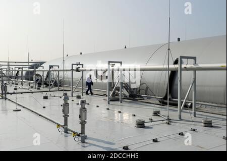 ALLEMAGNE, Hambourg, usine de compost et usine de biogaz , déchets organiques fermentés à sec à Biogas et compost , le gaz biométhane est fourni dans le réseau public de gaz / DEUTSCHLAND, Hambourg , Kompostwerk und Biogasanlage Buetzberg der Stadtreinigung Hambourg, In einer Trockenfermentation Anlage werden aus Bioabfaellen Biogas und hochwertiger Kompost erzeugt, das Bio-Methan gaz wird durch Vattenfall in das Gasnetz eingespeist Banque D'Images