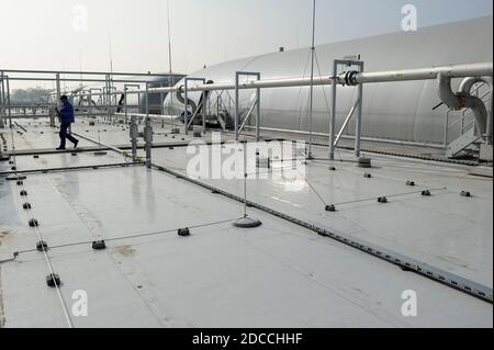 ALLEMAGNE, Hambourg, usine de compost et usine de biogaz , déchets organiques fermentés à sec à Biogas et compost , le gaz biométhane est fourni dans le réseau public de gaz / DEUTSCHLAND, Hambourg , Kompostwerk und Biogasanlage Buetzberg der Stadtreinigung Hambourg, In einer Trockenfermentation Anlage werden aus Bioabfaellen Biogas und hochwertiger Kompost erzeugt, das Bio-Methan gaz wird durch Vattenfall in das Gasnetz eingespeist Banque D'Images