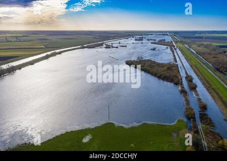 La photo datée du 15 novembre montre les champs inondés près d'Ely à Cambridgeshire le dimanche matin après que la rivière Delph a éclaté ses rives après les fortes pluies récentes au cours du week-end. Les routes de Cambridgeshire ont été inondées aujourd'hui (jeudi) C avec plus de pluie et de pluie et de douches attendu cette semaine. Les automobilistes ont eu du mal à rouler le long des routes inondées de Sutton Gault après que la rivière Great Ouse ait éclaté sur ses rives. Selon l'Agence pour l'environnement, il y a actuellement 18 avertissements d'inondation et 39 alertes d'inondation. Les douches devraient se déplacer vers le sud tout au long de la journée, avec le temps hivernal dans le n Banque D'Images
