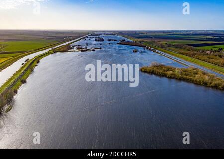 La photo datée du 15 novembre montre les champs inondés près d'Ely à Cambridgeshire le dimanche matin après que la rivière Delph a éclaté ses rives après les fortes pluies récentes au cours du week-end. Les routes de Cambridgeshire ont été inondées aujourd'hui (jeudi) C avec plus de pluie et de pluie et de douches attendu cette semaine. Les automobilistes ont eu du mal à rouler le long des routes inondées de Sutton Gault après que la rivière Great Ouse ait éclaté sur ses rives. Selon l'Agence pour l'environnement, il y a actuellement 18 avertissements d'inondation et 39 alertes d'inondation. Les douches devraient se déplacer vers le sud tout au long de la journée, avec le temps hivernal dans le n Banque D'Images