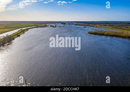 La photo datée du 15 novembre montre les champs inondés près d'Ely à Cambridgeshire le dimanche matin après que la rivière Delph a éclaté ses rives après les fortes pluies récentes au cours du week-end. Les routes de Cambridgeshire ont été inondées aujourd'hui (jeudi) C avec plus de pluie et de pluie et de douches attendu cette semaine. Les automobilistes ont eu du mal à rouler le long des routes inondées de Sutton Gault après que la rivière Great Ouse ait éclaté sur ses rives. Selon l'Agence pour l'environnement, il y a actuellement 18 avertissements d'inondation et 39 alertes d'inondation. Les douches devraient se déplacer vers le sud tout au long de la journée, avec le temps hivernal dans le n Banque D'Images