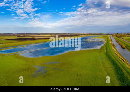 La photo datée du 15 novembre montre les champs inondés près d'Ely à Cambridgeshire le dimanche matin après que la rivière Delph a éclaté ses rives après les fortes pluies récentes au cours du week-end. Les routes de Cambridgeshire ont été inondées aujourd'hui (jeudi) C avec plus de pluie et de pluie et de douches attendu cette semaine. Les automobilistes ont eu du mal à rouler le long des routes inondées de Sutton Gault après que la rivière Great Ouse ait éclaté sur ses rives. Selon l'Agence pour l'environnement, il y a actuellement 18 avertissements d'inondation et 39 alertes d'inondation. Les douches devraient se déplacer vers le sud tout au long de la journée, avec le temps hivernal dans le n Banque D'Images