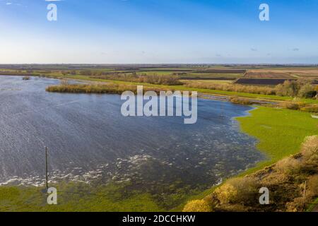 La photo datée du 15 novembre montre les champs inondés près d'Ely à Cambridgeshire le dimanche matin après que la rivière Delph a éclaté ses rives après les fortes pluies récentes au cours du week-end. Les routes de Cambridgeshire ont été inondées aujourd'hui (jeudi) C avec plus de pluie et de pluie et de douches attendu cette semaine. Les automobilistes ont eu du mal à rouler le long des routes inondées de Sutton Gault après que la rivière Great Ouse ait éclaté sur ses rives. Selon l'Agence pour l'environnement, il y a actuellement 18 avertissements d'inondation et 39 alertes d'inondation. Les douches devraient se déplacer vers le sud tout au long de la journée, avec le temps hivernal dans le n Banque D'Images