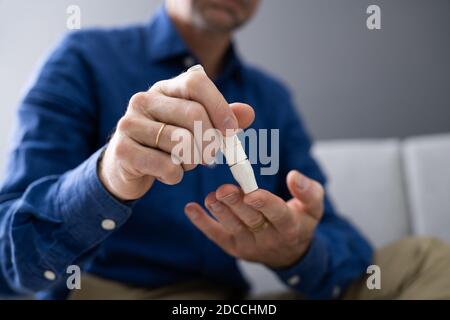 Niveau de sucre dans le sang. Glucose diabétique, glucomètre de diabète Banque D'Images