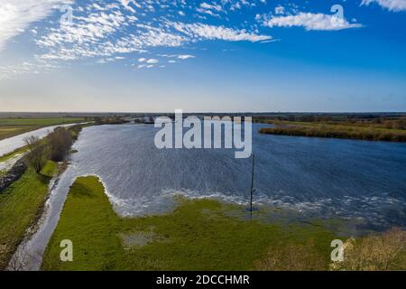 La photo datée du 15 novembre montre les champs inondés près d'Ely à Cambridgeshire le dimanche matin après que la rivière Delph a éclaté ses rives après les fortes pluies récentes au cours du week-end. Les routes de Cambridgeshire ont été inondées aujourd'hui (jeudi) C avec plus de pluie et de pluie et de douches attendu cette semaine. Les automobilistes ont eu du mal à rouler le long des routes inondées de Sutton Gault après que la rivière Great Ouse ait éclaté sur ses rives. Selon l'Agence pour l'environnement, il y a actuellement 18 avertissements d'inondation et 39 alertes d'inondation. Les douches devraient se déplacer vers le sud tout au long de la journée, avec le temps hivernal dans le n Banque D'Images