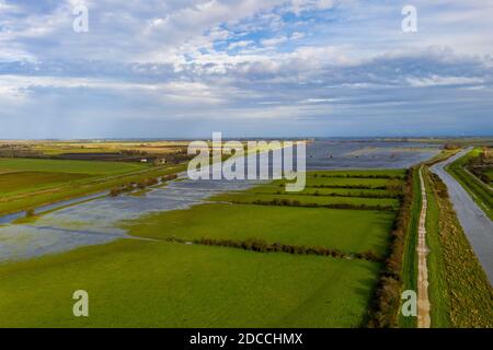 La photo datée du 15 novembre montre les champs inondés près d'Ely à Cambridgeshire le dimanche matin après que la rivière Delph a éclaté ses rives après les fortes pluies récentes au cours du week-end. Les routes de Cambridgeshire ont été inondées aujourd'hui (jeudi) C avec plus de pluie et de pluie et de douches attendu cette semaine. Les automobilistes ont eu du mal à rouler le long des routes inondées de Sutton Gault après que la rivière Great Ouse ait éclaté sur ses rives. Selon l'Agence pour l'environnement, il y a actuellement 18 avertissements d'inondation et 39 alertes d'inondation. Les douches devraient se déplacer vers le sud tout au long de la journée, avec le temps hivernal dans le n Banque D'Images